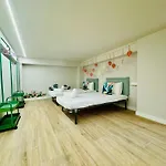 דירה Modern With Style Near Center *