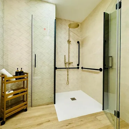 דירה Modern With Style Near Center
